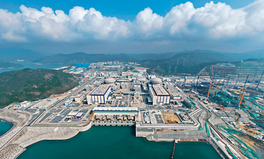  ●4月20日，粵港澳大灣區首台「華龍一號」核電機組投產發電，正式具備商業運行條件。圖為20日拍攝的中廣核廣東太平嶺核電項目。新華社