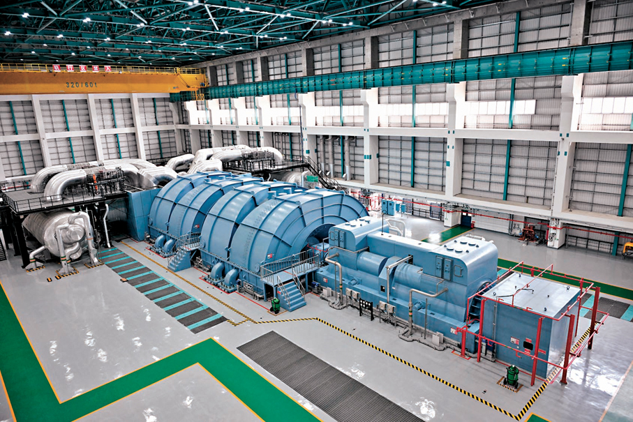 ●中廣核廣東太平嶺核電項目規劃建設6台「華龍一號」核電機組，分三期建設。圖為20日拍攝的中廣核廣東太平嶺核電項目1號機組汽輪發電機。新華社
