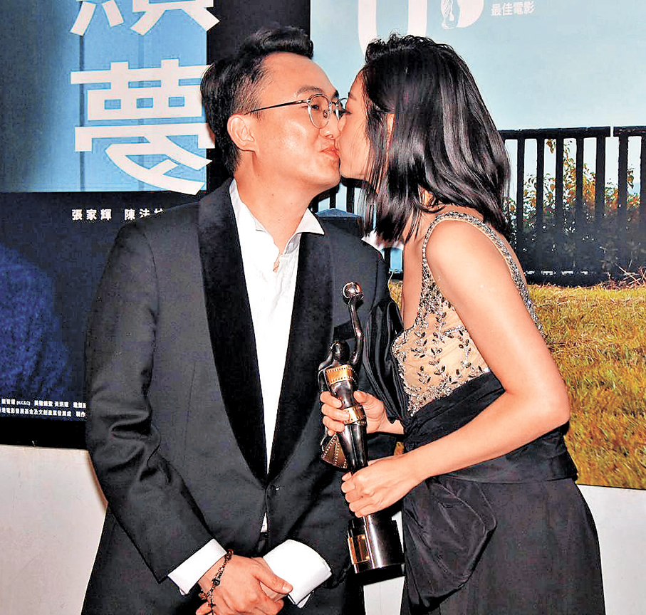 ●衛詩雅與老公親親甜到漏。