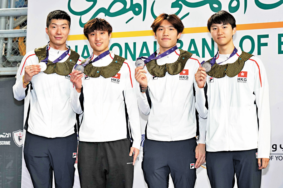 ●港男花劍隊成員在頒獎儀式上。