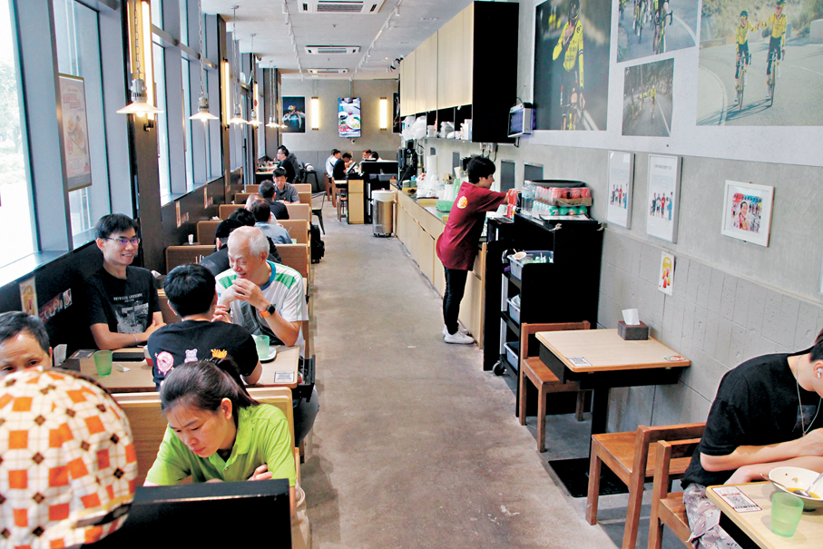  ●啟德鄰近商戶食肆對足球盛會期間的營業額樂觀。 香港文匯報記者黃艾力  攝