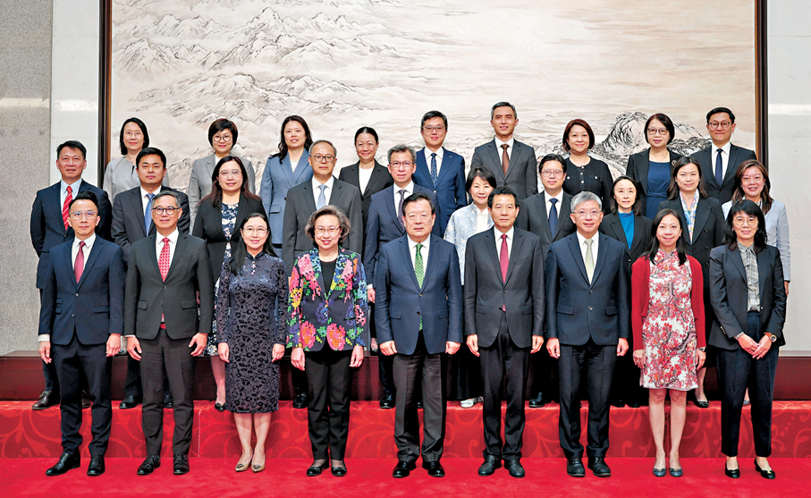●夏寶龍在北京會見香港特區政府常任秘書長及部門首長國家事務研修班全體學員。