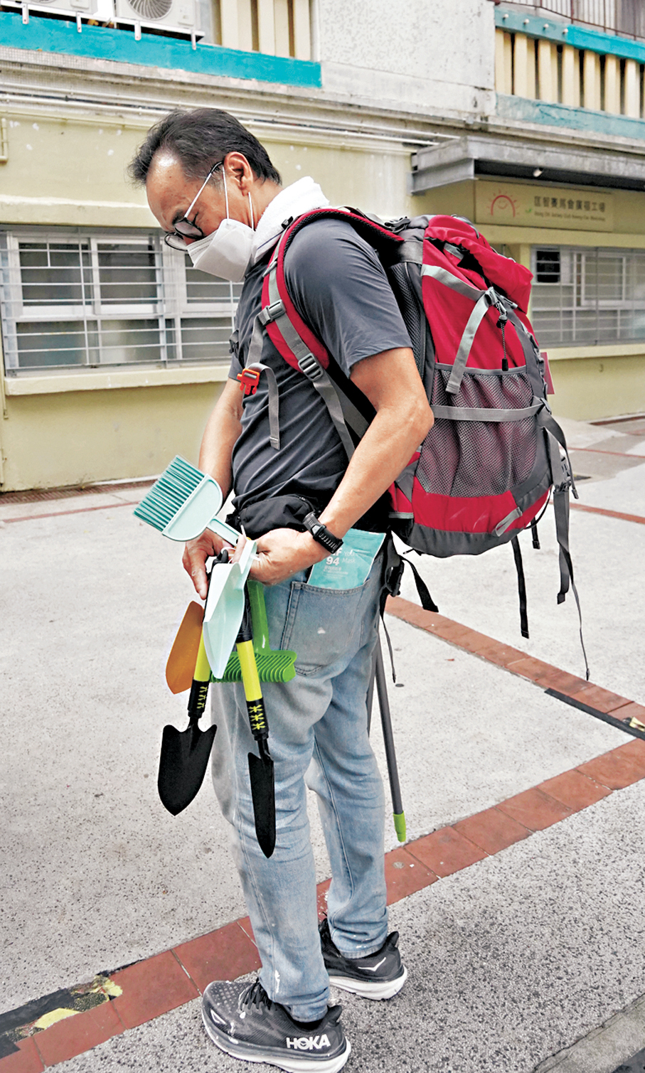 ●居民隨身攜帶「尋寶四寶」：鏟、掃、耙、篸。  香港文匯報記者曾興偉  攝