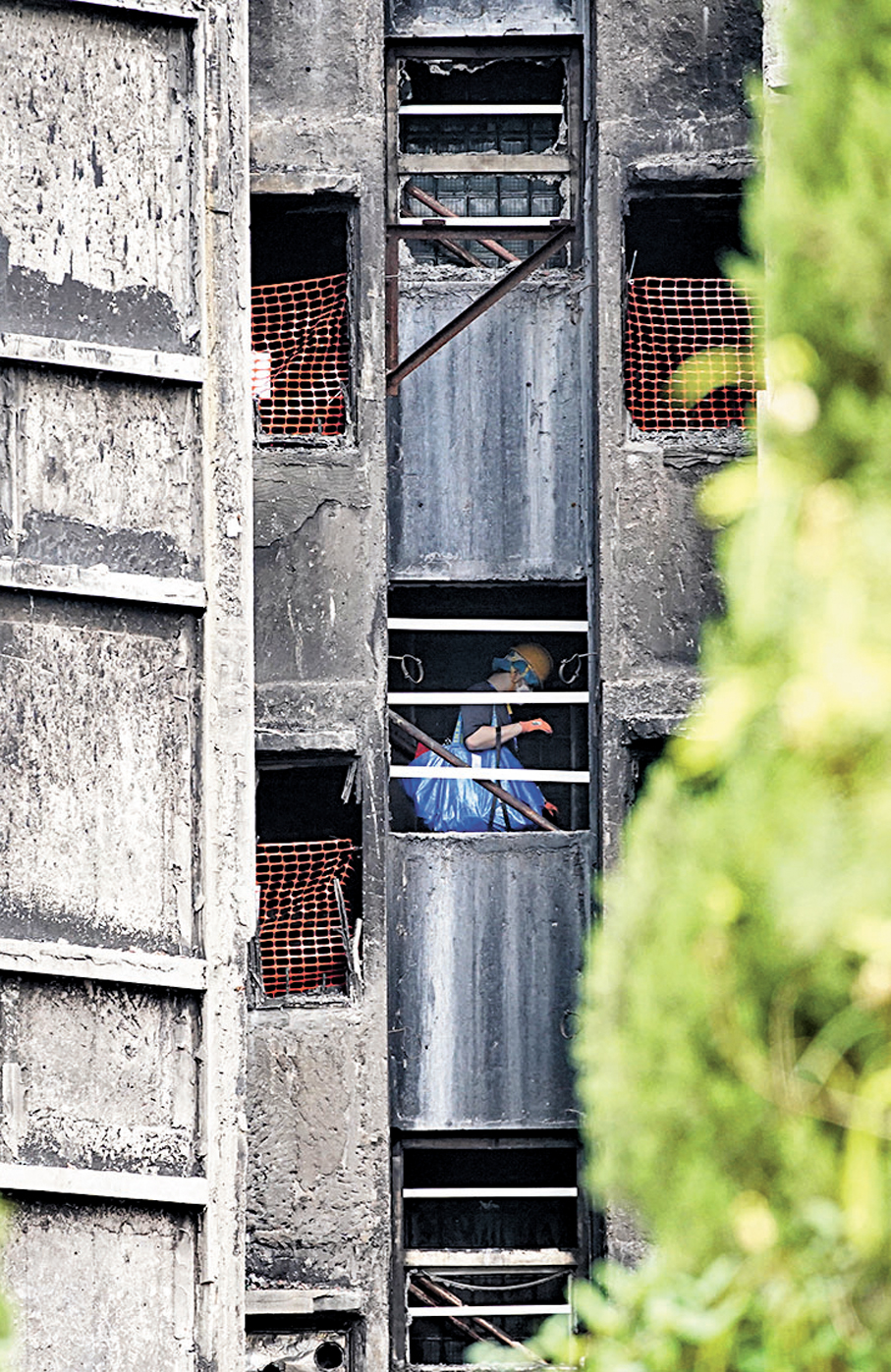 ●宏新閣居民回家尋寶。   香港文匯報記者曾興偉  攝