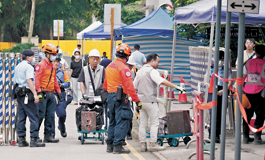 ●譚家在家中找出保險箱，交給關愛隊協助搬運。 香港文匯報記者曾興偉  攝