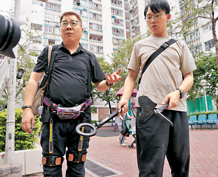 ●譚氏父子帶備外骨骼助行器、金屬探測器和鐵鏟等工具。  香港文匯報記者曾興偉  攝