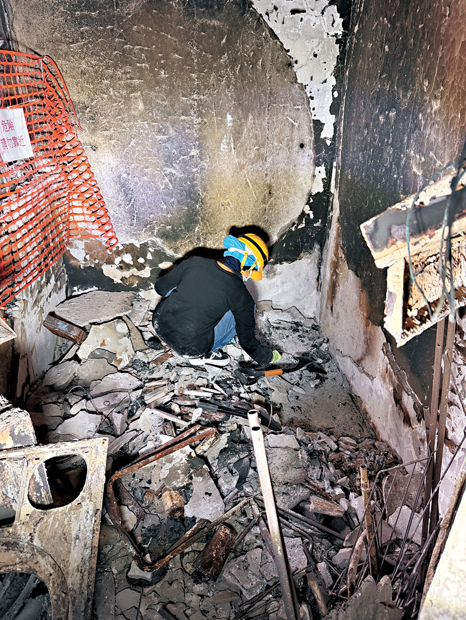 ●譚家成員在灰燼中尋找留存的物品。 譚先生供圖