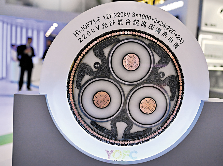 ●早前，西班牙巴塞羅那舉辦的世界移動通信大會展示了由長飛光纖生產的光纖複合超高壓海底電纜。   資料圖片