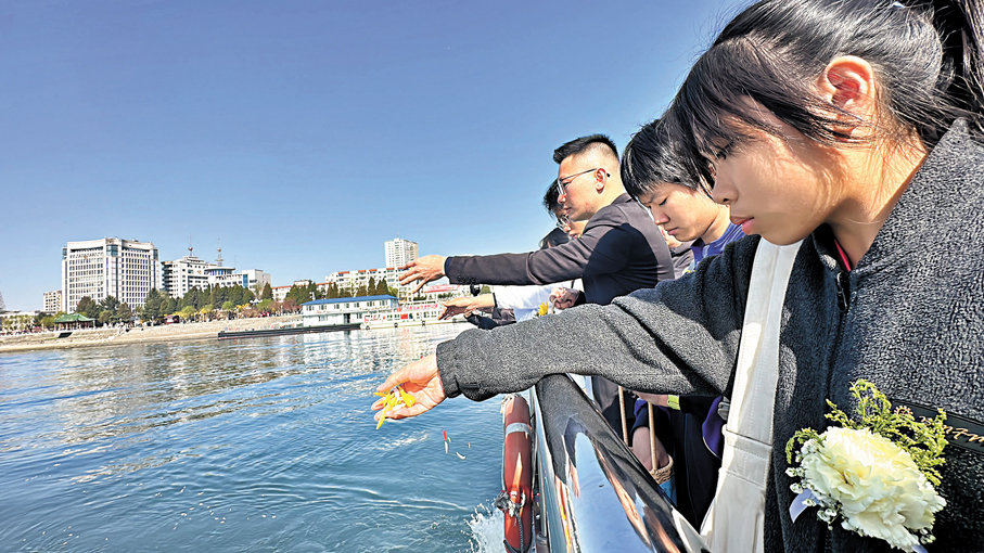 ●香港學生代表乘坐「歸航號」紀念船，將鮮花撒進鴨綠江。 香港文匯報記者于珈琳 攝