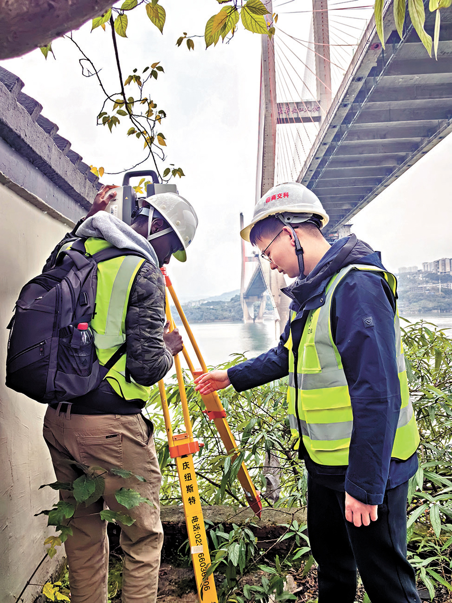 ●伊瑪（左）在重慶長壽長江大橋進行斜拉索測量。