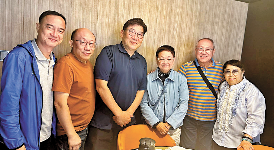 ●鍾Sir（左一）安排與于洋（右二）共聚。  作者供圖