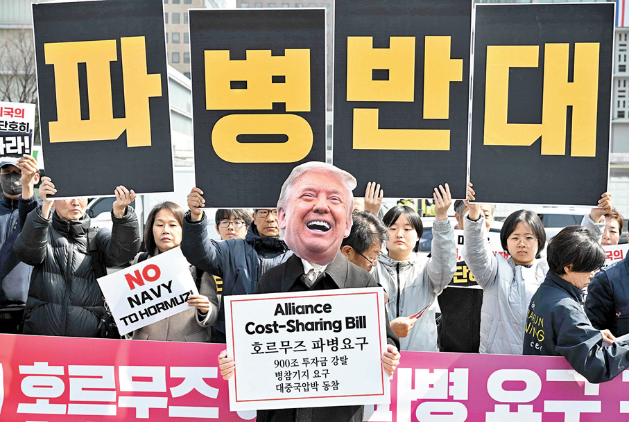 ●美國與多數國家的關係日趨疏離。圖為韓國民眾反對美以發動伊朗戰爭。 資料圖片