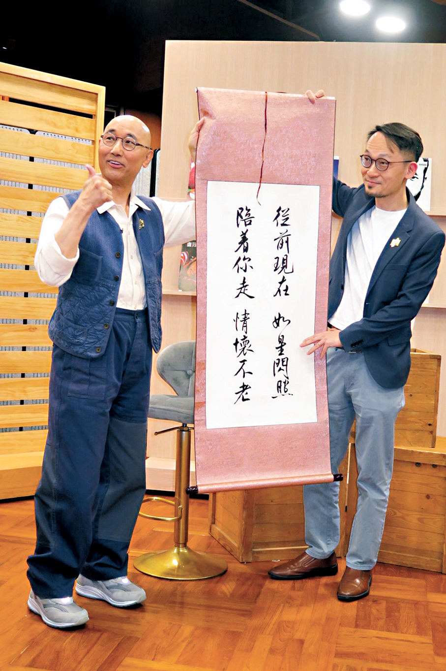 ●葉冠霖向盧冠廷送上書法卷軸致賀。 香港文匯報記者阿祖   攝
