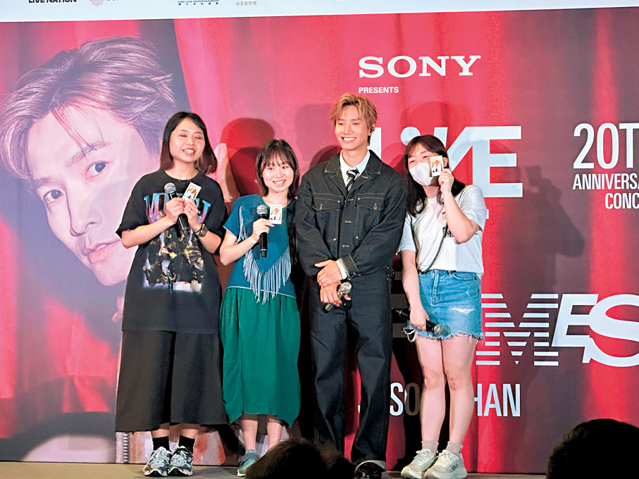●陳柏宇與歌迷合影留念。  香港文匯報記者子棠  攝