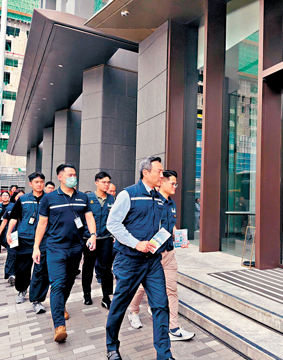 ●旅監局主席林詩棋（前）率領職員聯同香港海關巡查商店。旅監局供圖