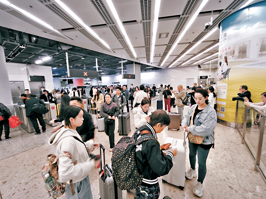 ●早前抵達香港西九龍高鐵站的內地遊客。 中通社
