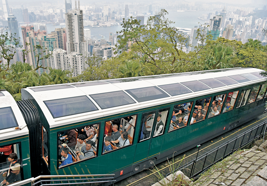 ●早前遊客乘坐山頂纜車抵達香港太平山頂。 資料圖片