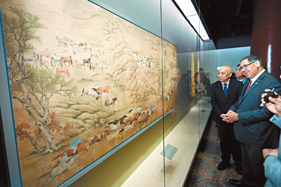 ●一眾嘉賓參觀「神駿—故宮書畫藝術中的馬世界」展覽。 主辦方供圖