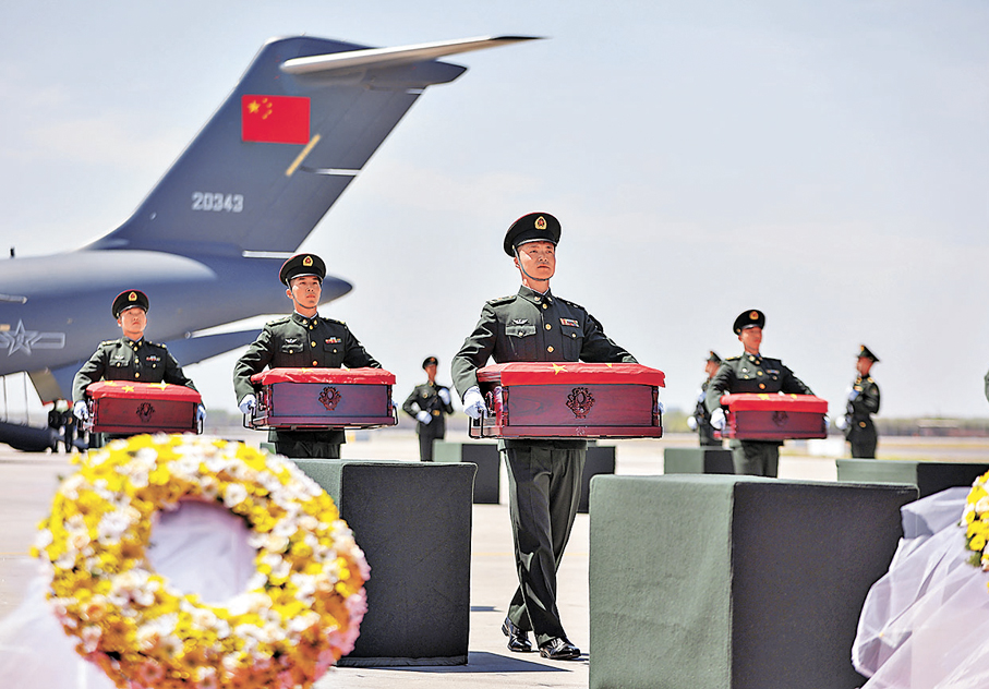 ●禮兵手捧蓋着五星紅旗的烈士遺骸棺槨緩緩走出。 香港文匯報特約通訊員陳鴻博  攝