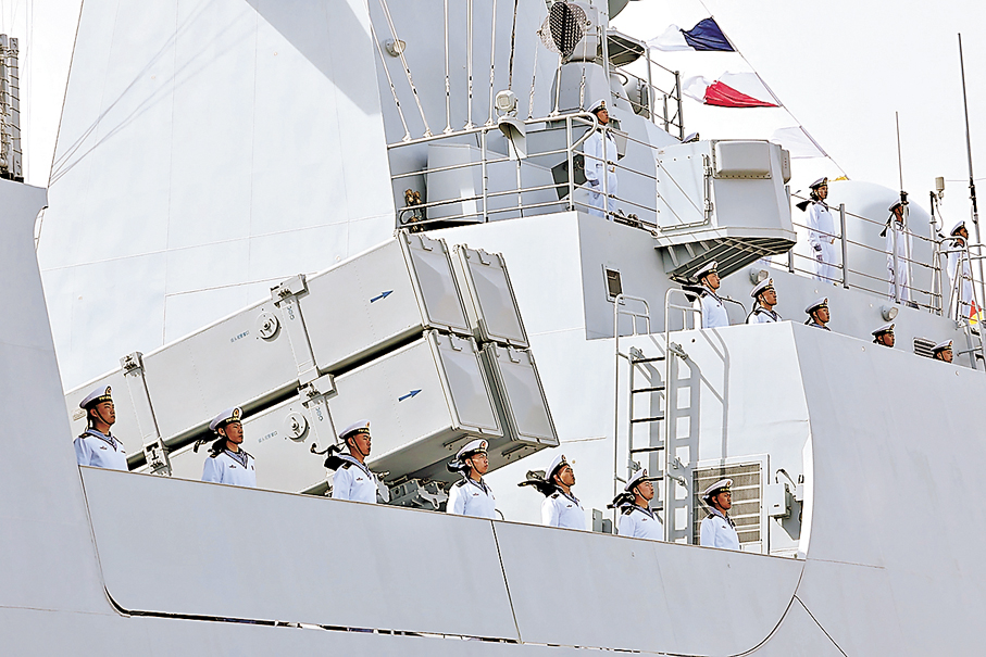 ●鄂爾多斯艦高懸滿旗，官兵依序分列，迎接英烈歸來。  香港文匯報大連傳真