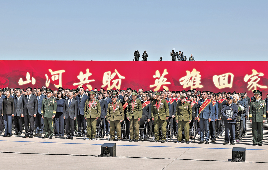 ●抗美援朝老戰士等各界人士在瀋陽桃仙國際機場迎接英雄回家。  新華社