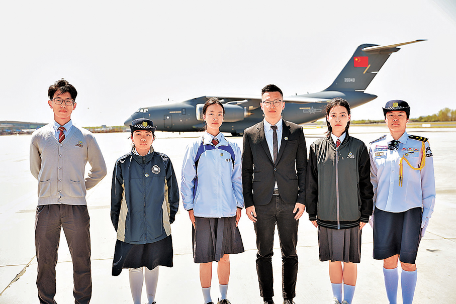 ●香港師生代表在迎回儀式後與國之重器運-20B合影。  香港文匯報記者于珈琳  攝