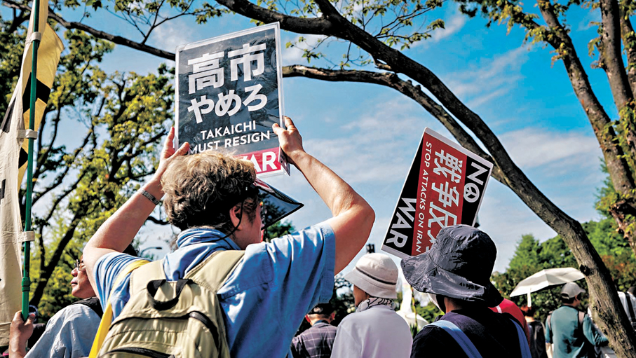 ●外交部發言人指出，日本涉靖國神社一系列消極動向公然挑釁國際正義，粗暴踐踏人類良知。圖為人們在位於日本東京的國會議事堂周圍參加抗議活動，呼籲守護和平憲法。 新華社