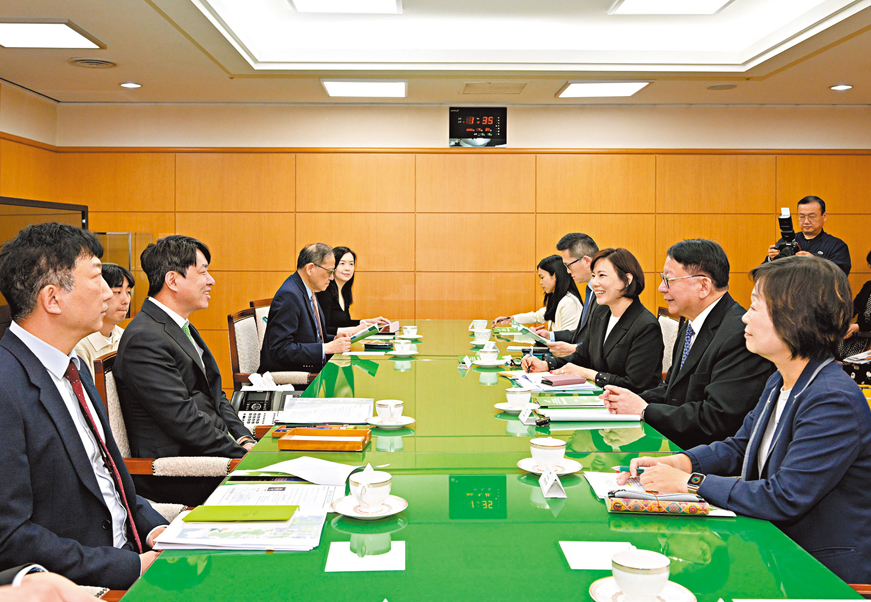 ●陳國基、蔡若蓮及代表團與大田廣域市政務經濟科學副市長崔星兒（左二）進行交流座談。