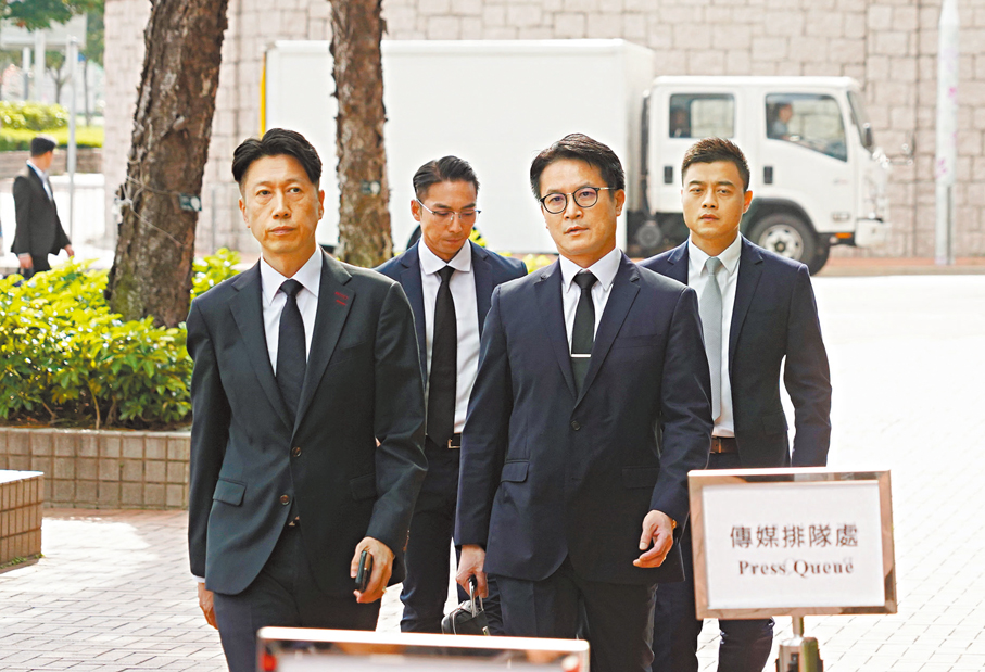 ●消防處助理處長翁錦雄（前排左一）    香港文匯報記者曾興偉  攝