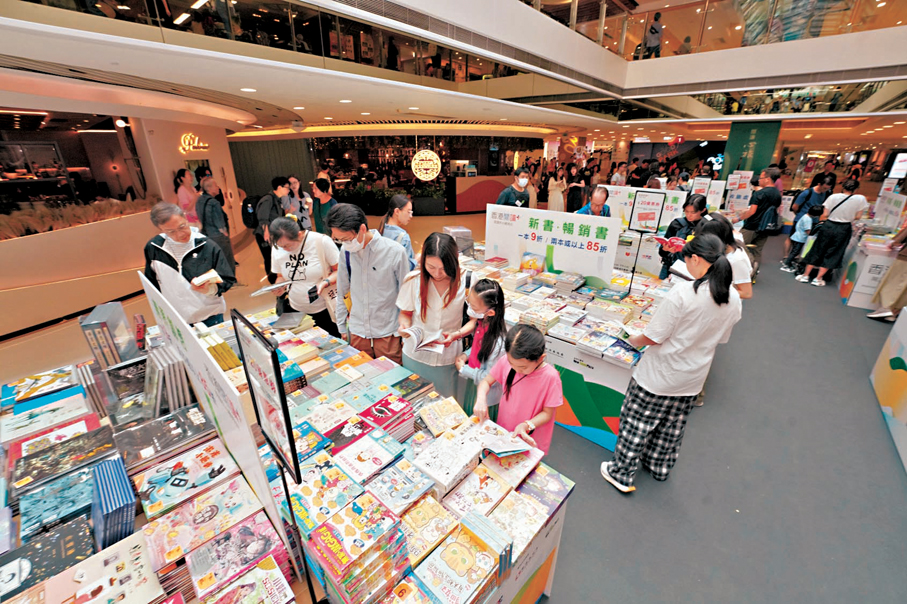 ●市民在現場購書。   主辦方供圖
