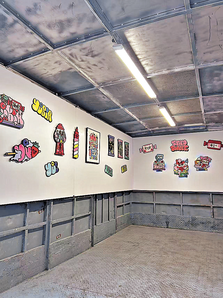 ●藝術貨車內部展示藝術作品。