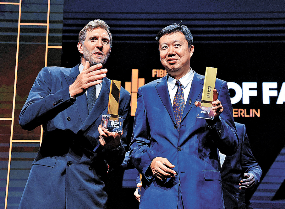 ●王治郅（右）在名人堂儀式上與魯域斯基合照。  法新社