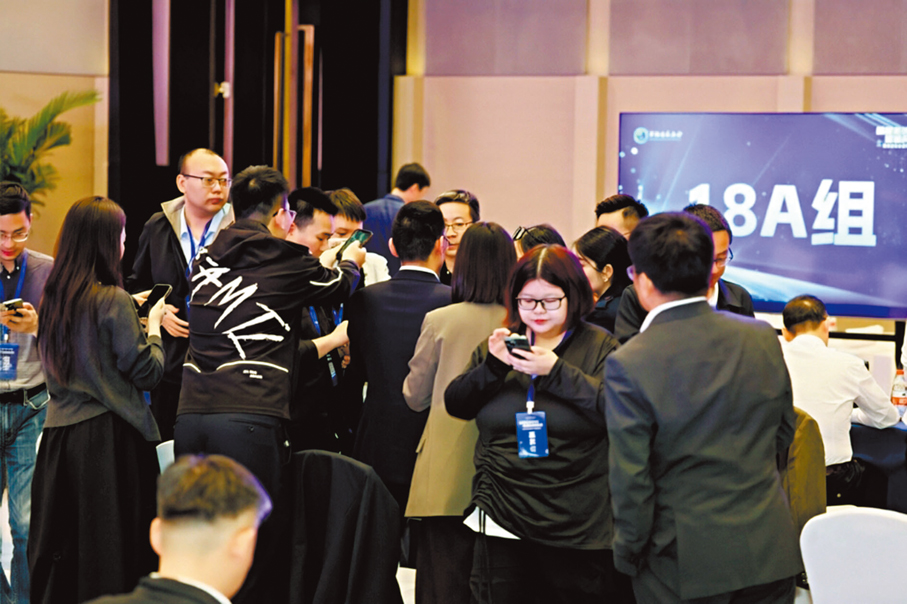 ●對接會後眾多浙企踴躍諮詢赴港上市情況。    香港文匯報記者王莉 攝