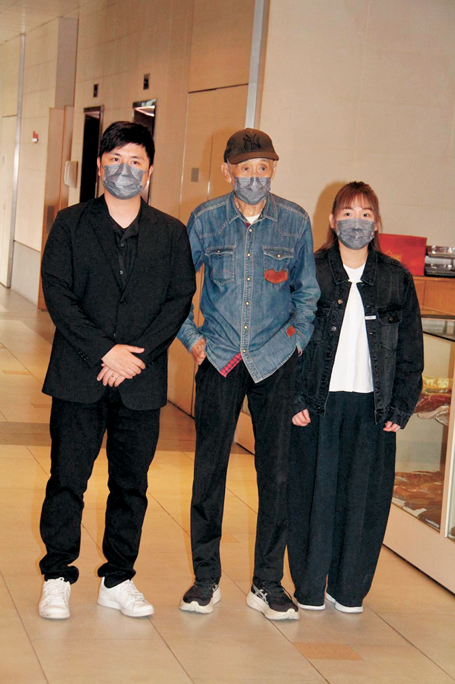 ●李家鼎(中)、李泳豪(左)和其妻子(右)一起到場。  香港文匯報記者達里 攝
