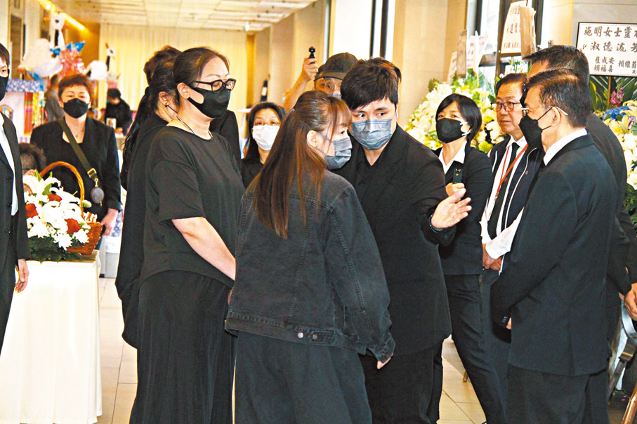 ●李泳豪一度步出靈堂與太太傾談。 香港文匯報記者達里 攝