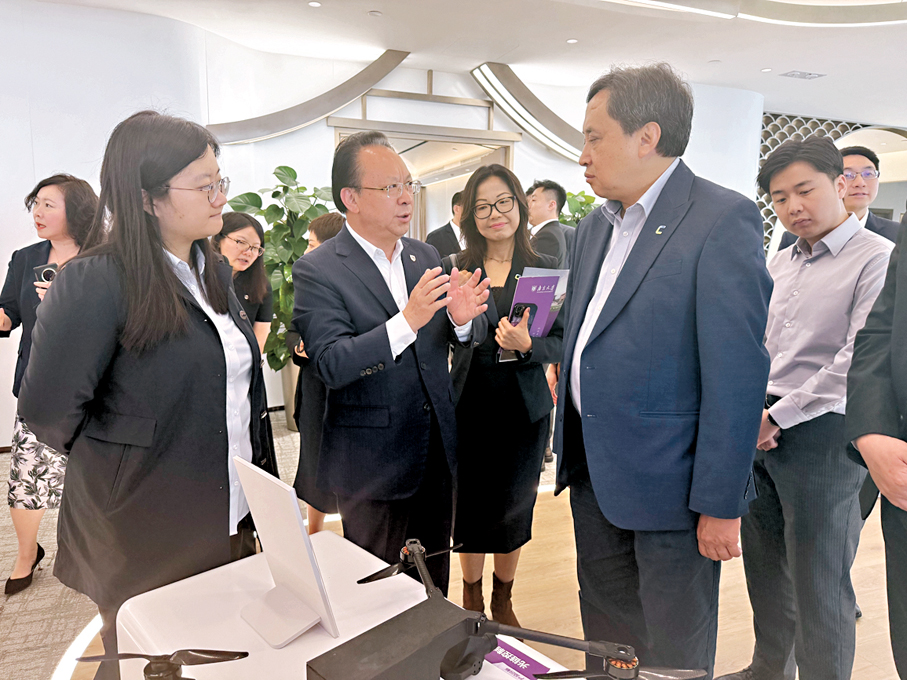 ●譚鐵牛院士向數碼港董事局主席陳細明介紹南京大學創科成果。