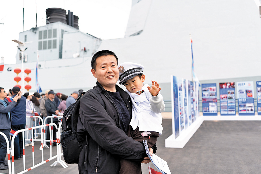 ●小軍迷穿海軍服登艦。香港文匯報記者胡臥龍  攝