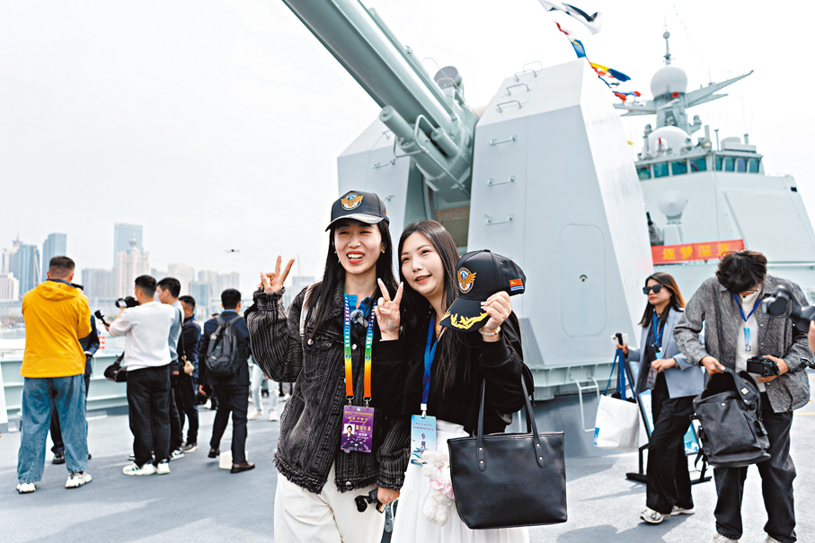 ●台灣青年在烏魯木齊艦艦炮下合影留念。