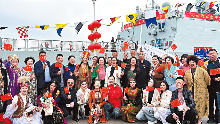 ●烏魯木齊市民登上以家鄉命名的烏魯木齊艦。