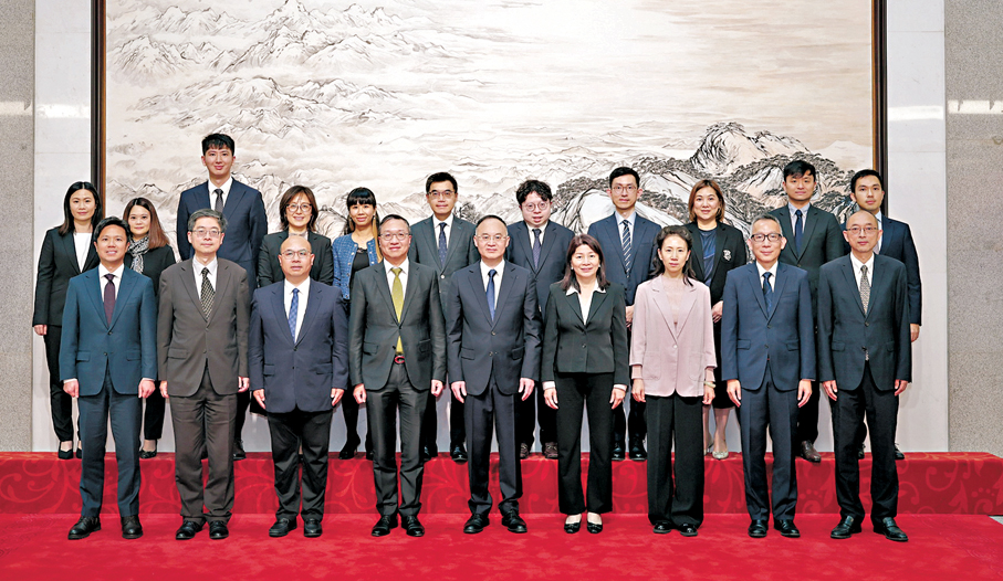 ●4月22日下午，中央港澳工作辦公室、國務院港澳事務辦公室副主任農融在北京會見香港特區政府律政司司長林定國一行。    中共中央港澳工作辦公室、國務院港澳事務辦公室網站圖片