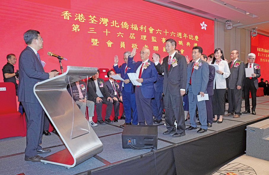 ●荃灣民政事務專員區家盛為全體理監事主持監誓儀式。