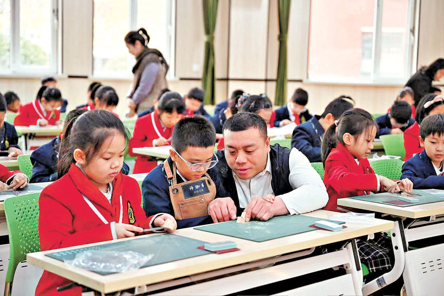 ●許紅陽俯身指導小學生進行木雕實操。   受訪者供圖