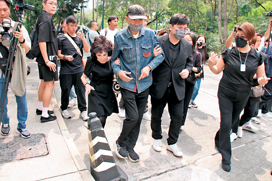 ●李泳豪全程攙扶鼎爺。 香港文匯報記者達里  攝