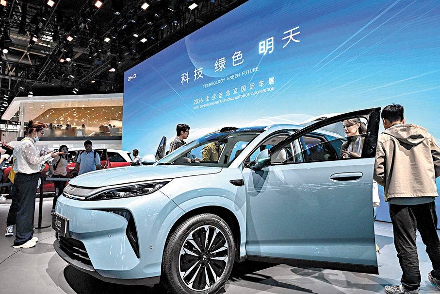 比亞迪　第三代元PLUS  定位15萬級純電SUV，搭載第二代刀片電池與閃充技術，後驅電機峰值功率240kW，CLTC續航達630公里。配備39處儲物空間、7安全氣囊（含遠端氣囊），升級天神之眼B智駕系統與雲輦-C智能阻尼車身控制系統。