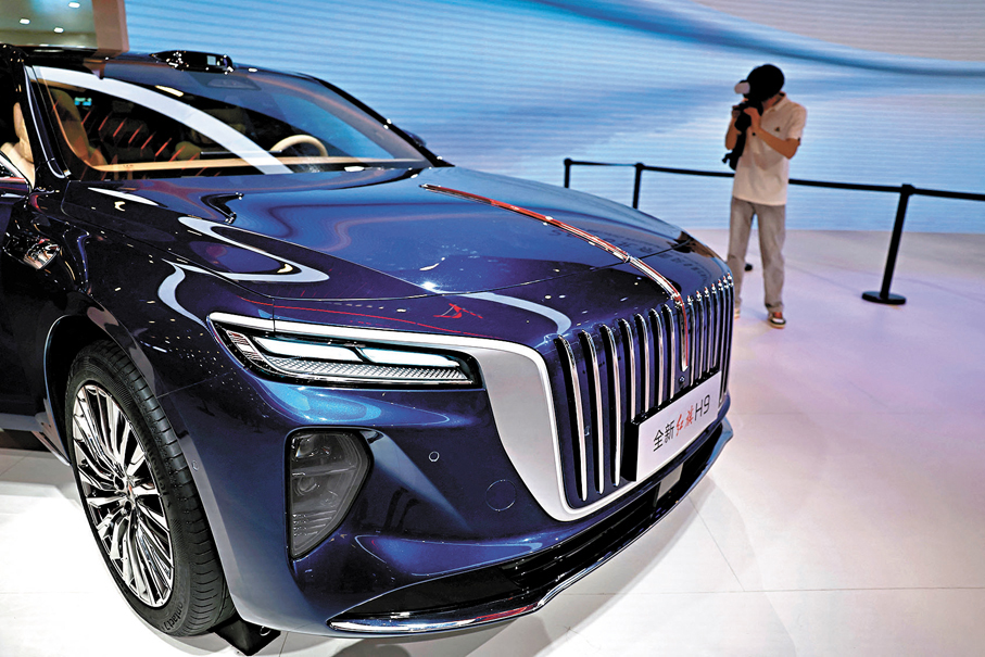 紅旗　H9  採用華為乾崑「三智」解決方案（智能駕駛、智能座艙、數字底盤），搭載千億級AI大模型，提升意圖理解與交互精準度，重塑豪華行政轎車智能化標杆。