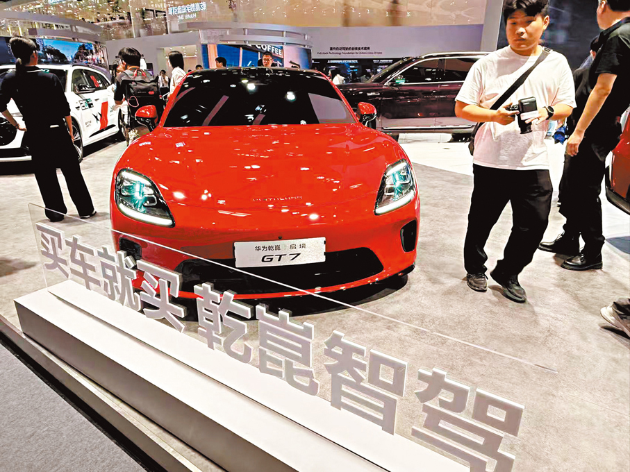 啟境　GT7  首發華為乾崑ADS 5.0智駕系統，搭載全球量產最高規格896線雙光路圖像級激光雷達。鴻蒙座艙HarmonySpace集成小藝智能體，支持主動交互與全場景語音控制。