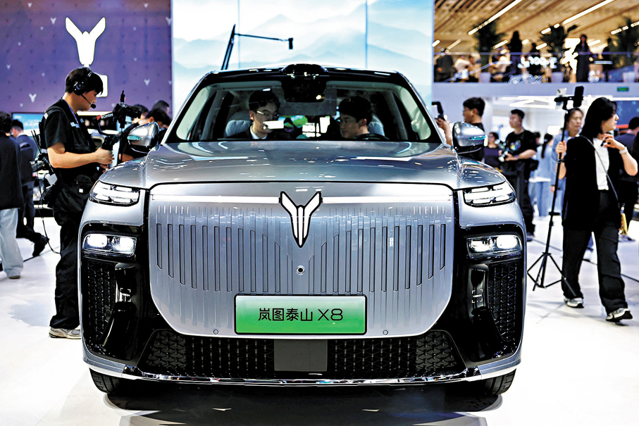 嵐圖　泰山X8  定位「庭院級大五座旗艦SUV」，車內空間逾6平方米。搭載華為新一代鴻蒙座艙，並首發四激光雷達乾崑智駕ADS方案，強化高階智駕感知能力。