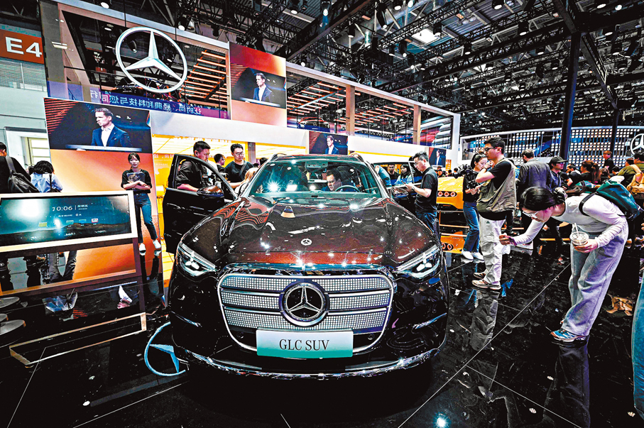 奔馳　純電GLC SUV  AI賦能智能座艙，搭載基於強化學習大模型的輔助駕駛系統。採用長軸距六座布局，底盤科技與S級同源，兼顧舒適性與智能化體驗。