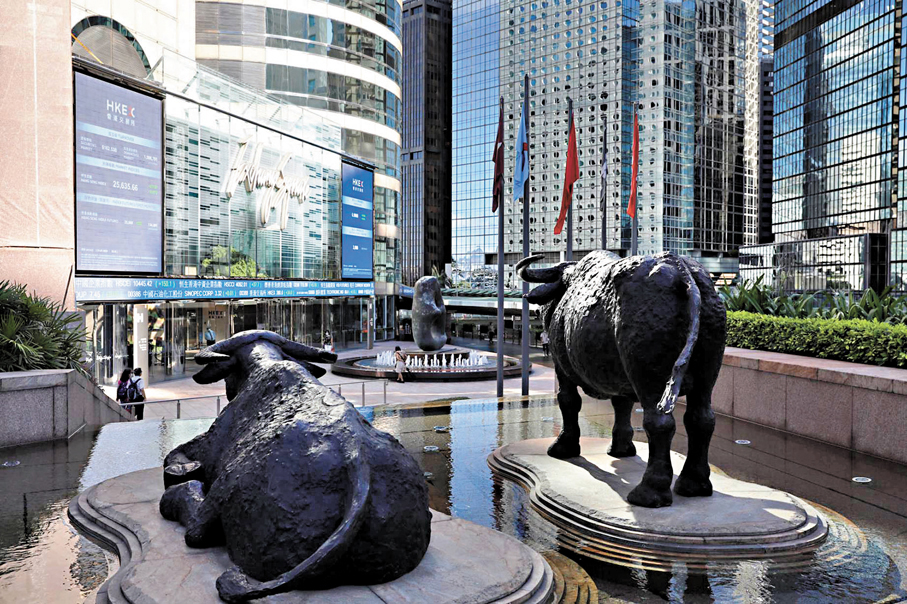 ●首隻追蹤香港恒生科技指數的ETF「南方東英恒生科技指數ETF」（3033），在南向通ETF中表現突出。圖為交易廣場。 資料圖片