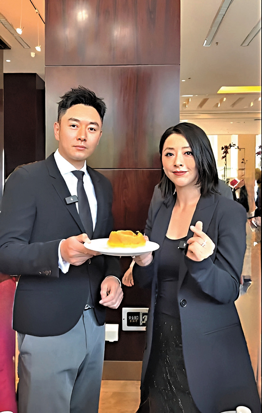 ●李東學與黃小蕾親自體驗製作「雞蛋不翻」。 視頻截圖